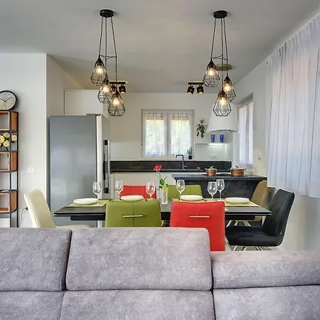 Villa Mit Jacuzzi, Privatem Pool, Baeder En Suite, Liegestuehlen, Bbq Holiday home