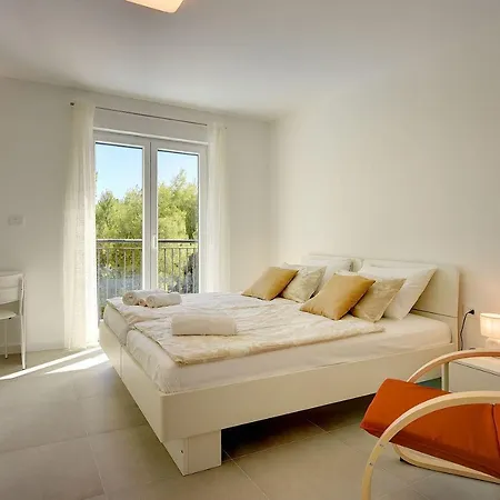 Villa Mit Jacuzzi, Privatem Pool, Baeder En Suite, Liegestuehlen, Bbq Holiday home *