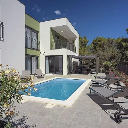 Holiday home Villa Mit Jacuzzi, Privatem Pool, Baeder En Suite, Liegestuehlen, Bbq Krnica