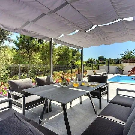 Villa Mit Jacuzzi, Privatem Pool, Baeder En Suite, Liegestuehlen, Bbq
