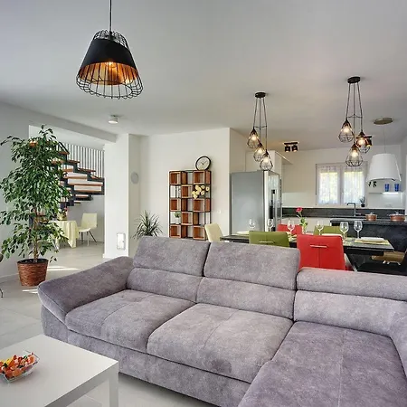 Villa Mit Jacuzzi, Privatem Pool, Baeder En Suite, Liegestuehlen, Bbq Holiday home Krnica