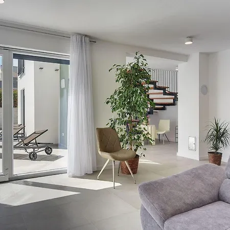 Villa Mit Jacuzzi, Privatem Pool, Baeder En Suite, Liegestuehlen, Bbq Holiday home *