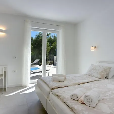Villa Mit Jacuzzi, Privatem Pool, Baeder En Suite, Liegestuehlen, Bbq Krnica