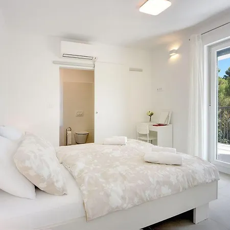 Villa Mit Jacuzzi, Privatem Pool, Baeder En Suite, Liegestuehlen, Bbq Holiday home *