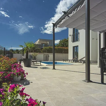 Villa Mit Jacuzzi, Privatem Pool, Baeder En Suite, Liegestuehlen, Bbq Holiday home *