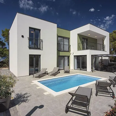 Holiday home Villa Mit Jacuzzi, Privatem Pool, Baeder En Suite, Liegestuehlen, Bbq Krnica