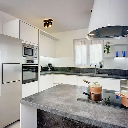 Holiday home Villa Mit Jacuzzi, Privatem Pool, Baeder En Suite, Liegestuehlen, Bbq *