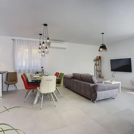Villa Mit Jacuzzi, Privatem Pool, Baeder En Suite, Liegestuehlen, Bbq * Krnica