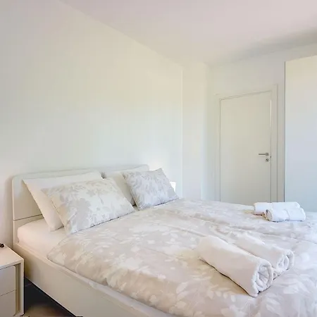 Villa Mit Jacuzzi, Privatem Pool, Baeder En Suite, Liegestuehlen, Bbq * Krnica