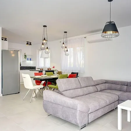 Villa Mit Jacuzzi, Privatem Pool, Baeder En Suite, Liegestuehlen, Bbq Krnica