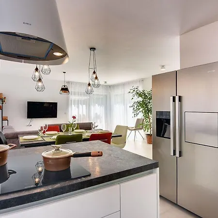 Holiday home Villa Mit Jacuzzi, Privatem Pool, Baeder En Suite, Liegestuehlen, Bbq Krnica