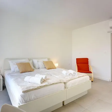 Holiday home Villa Mit Jacuzzi, Privatem Pool, Baeder En Suite, Liegestuehlen, Bbq Krnica