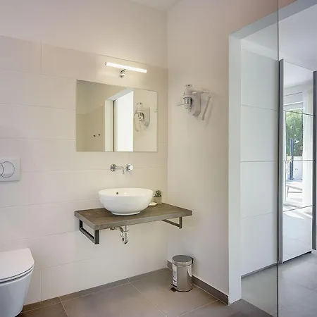 Villa Mit Jacuzzi, Privatem Pool, Baeder En Suite, Liegestuehlen, Bbq Holiday home