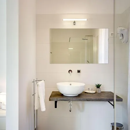 Villa Mit Jacuzzi, Privatem Pool, Baeder En Suite, Liegestuehlen, Bbq Holiday home *