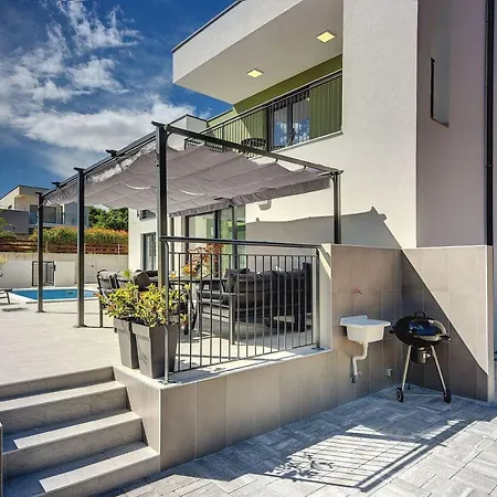 Holiday home Villa Mit Jacuzzi, Privatem Pool, Baeder En Suite, Liegestuehlen, Bbq