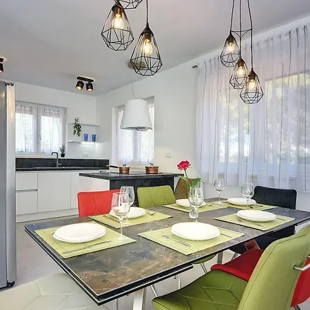 Holiday home Villa Mit Jacuzzi, Privatem Pool, Baeder En Suite, Liegestuehlen, Bbq *