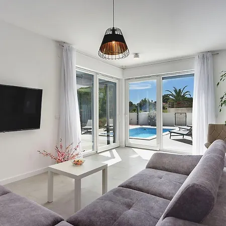Villa Mit Jacuzzi, Privatem Pool, Baeder En Suite, Liegestuehlen, Bbq * Krnica