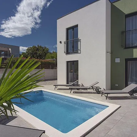 Villa Mit Jacuzzi, Privatem Pool, Baeder En Suite, Liegestuehlen, Bbq * Krnica